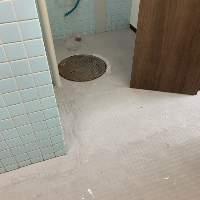 航空大学施工前トイレの床